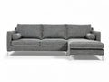 **Sofa narożny z tkaniny w odcieniu szarości z poduszkami**