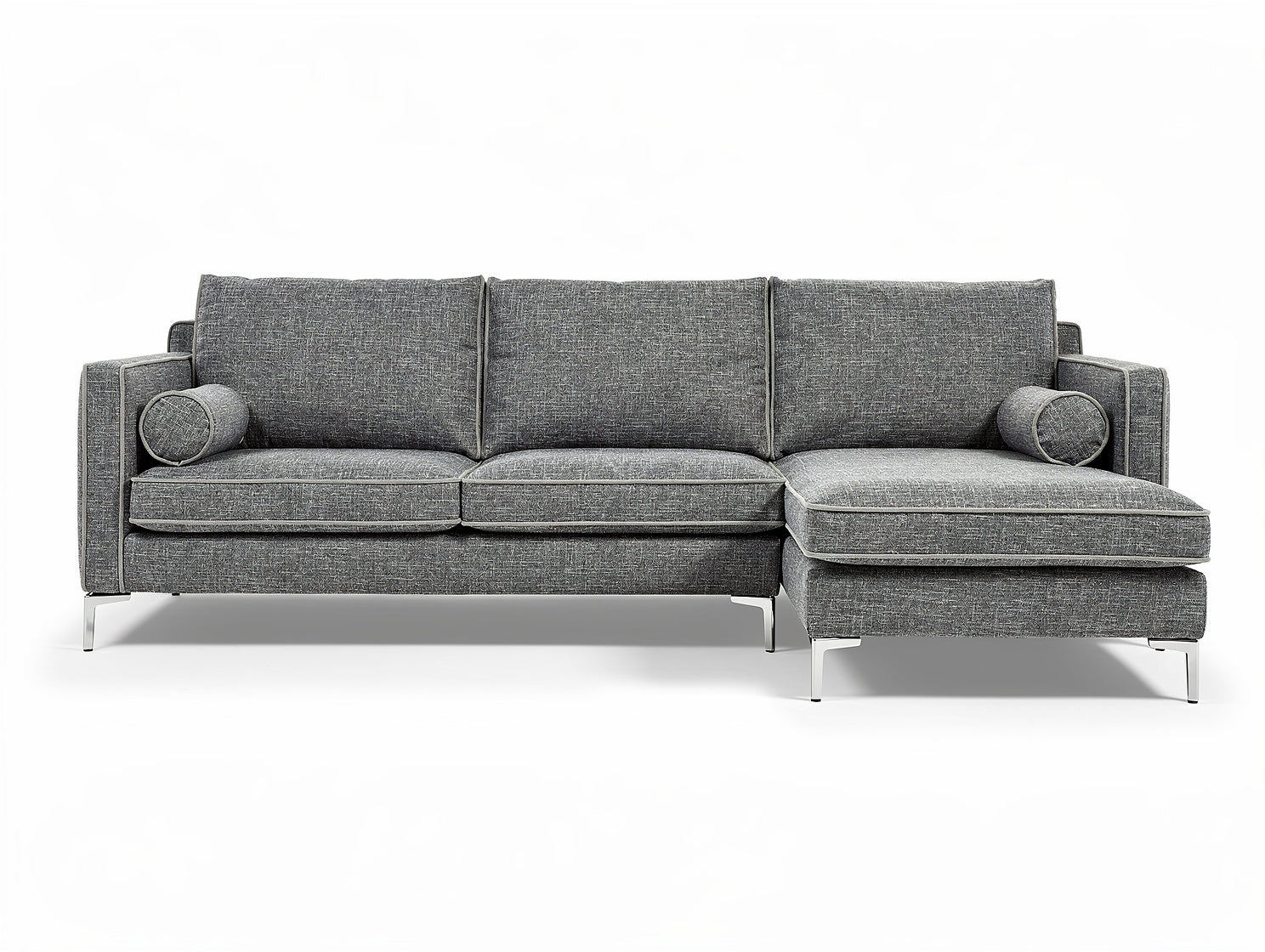 **Sofa narożny z tkaniny w odcieniu szarości z poduszkami**